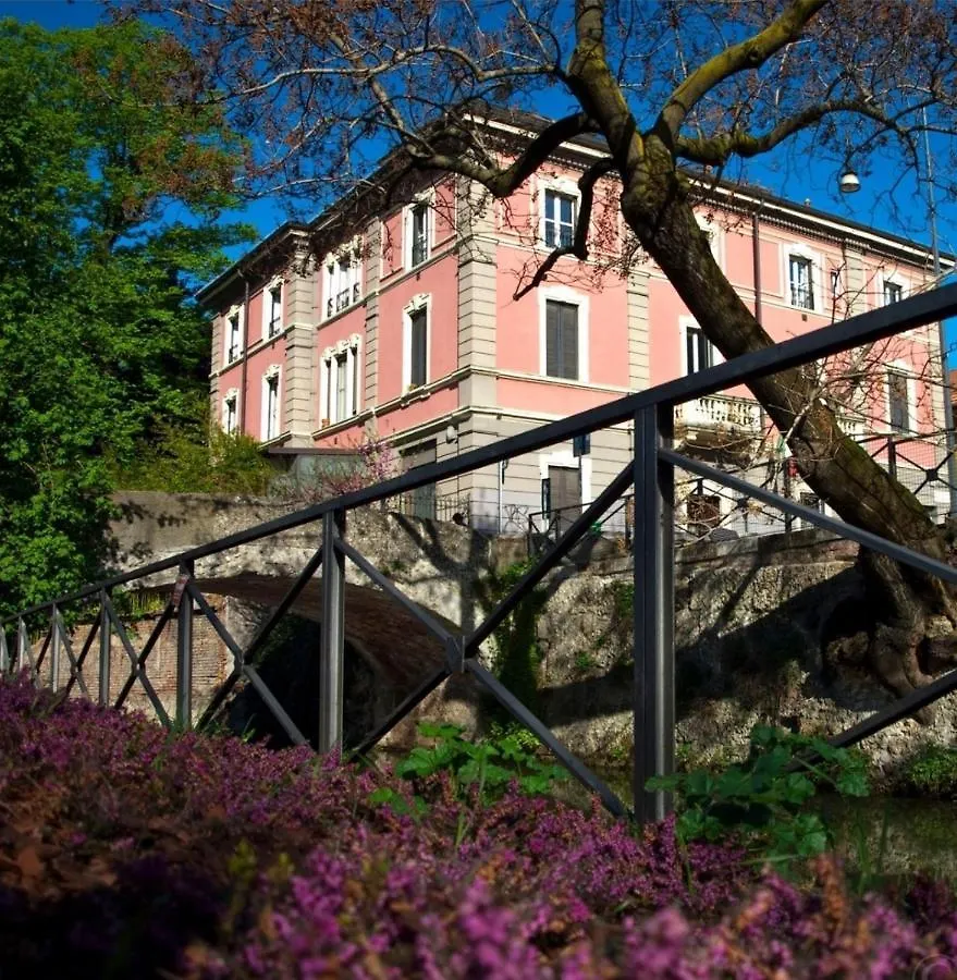 Trilocale In Villa Signorile Milan